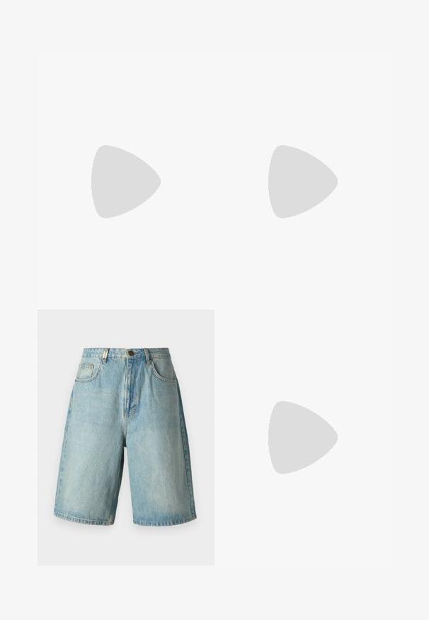 Carhartt WIP AMERICAN SCRIPT - T-shirts basic - aura; Lystblå denim short med en afslappet pasform, der har forlommer, knaplukning og en falmet vask med subtile slidte detaljer.; Snørebåndssko lavet af struktureret grå stof med sorte accenter, en tyk gummisål og hvide syninger. Rundt tådesign.; Hvid skal halskæde bestående af uregelmæssige former, båret over en tætsiddende hvid tanktop. Glat tekstur med subtil glans, tætsiddende design.