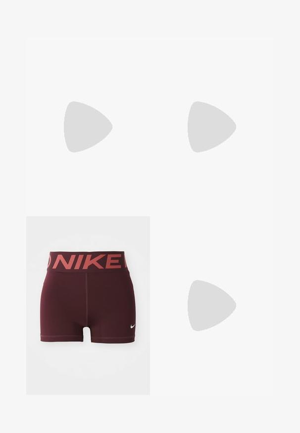 T-shirt court à manches courtes en couleur rose poussiéreux, fabriqué dans un tissu doux. Présente un texte en relief "PROJECT ROCK" et "STOP FOR NOTHING" sur le devant.; Shorts de sport bordeaux avec une large ceinture mettant en avant le logo "NIKE" en rouge contrasté. Fabriqués dans un matériau lisse et extensible.; Nike Performance VOMERO 18 - Chaussures de running sur route - pale ivory/dark team red/red sepia/silt red/phantom; Lunettes de sport avec une monture blanche, de grandes lentilles incurvées violettes dégradées et des accents noirs. Pièce en caoutchouc texturé au niveau du nez pour une meilleure prise.