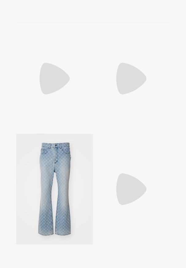 Navyblaues, kurzärmliges Polohemd aus Baumwolle, mit gestreiftem Kragen und V-Ausschnitt, sowie einem kleinen Logo auf der Brust.; Hellblaue Jeans mit weitem Bein, die ein Allover-Logo-Muster, fünf Taschen, einen Knopfverschluss und eine leicht ausgebleichte Optik aufweisen.; Sportschuhe mit einem Obermaterial aus weißem Leder, grauer Wildleder-Zehenkappe und drei schwarzen Streifen. Sie verfügen über ein blaues Logo auf der Zunge und eine strukturierte Gummisohle.; Schwarze rechteckige Sonnenbrille mit dunklen Gläsern. Kunststoffrahmen mit glänzender Oberfläche, ausgestattet mit einer breiten Brücke und leicht verjüngten Bügeln.