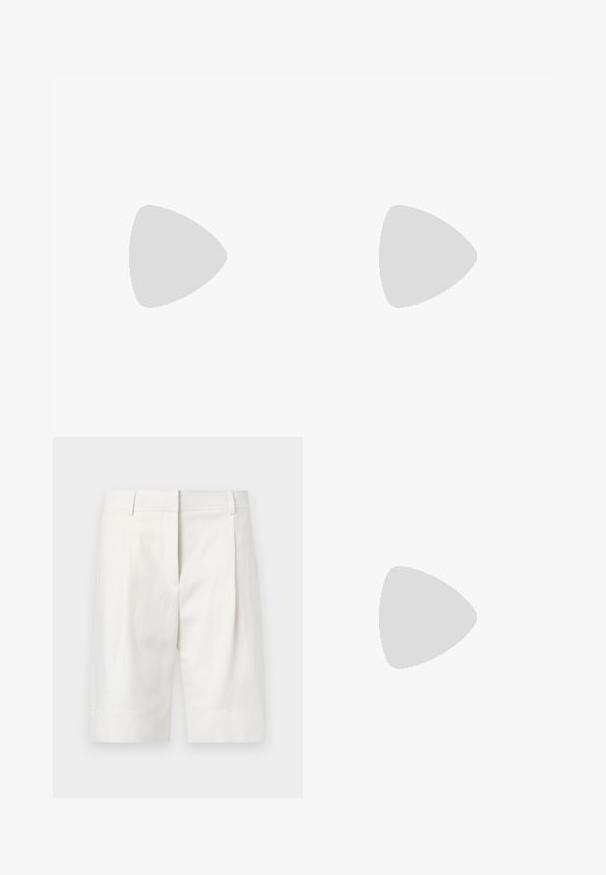 Ermeløs topp i gul og hvit med bølgete mønster. Laget av lett stoff, med rund hals og hempe bak.; Lyse fargede skreddersydde shorts laget av bomull, med flat front, folder og rett kutt. Glatt tekstur med en klassisk finish.; Sorte lærreim hæler med spiss tå, som har en slank hæl og en gullfarget detalj på den justerbare stroppen. Glatt tekstur.; Svart lær skulderveske med en myk tekstur, trekantet form og justerbar stropp, kombinert med en lyseblå stripete skjorte og hvite bukser.