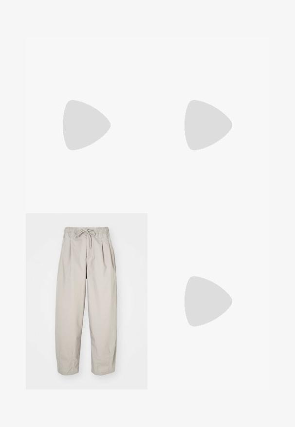 Lilla stribet trøje med hvid krave, korte ærmer, sort logo og detaljer. Har lodrette striber og mærkenavnet "hummel."; Beige, lette bukser med elastisk talje og snor. Har plisseringer og en løs pasform, lavet af blødt, glat stof.; Hvide atletiske sko med teksturerede overlays, en chunky sål og grå accenter. Båret med hvide ankelstrømper og grønne shorts på en blå overflade.; Hvide firkantede solbriller med mørke linser. Tykk ramme, glat overflade og en orange logo detalje på den ene armlæn. Vinklet form.