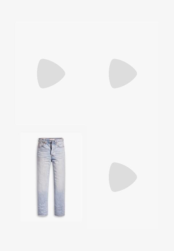 Stradivarius T-Shirt print - dark grey; Helle blaue Denim-Jeans mit geradem Bein, ausgestattet mit einem Knopfverschluss, fünf Taschen und dezenten Ausbleichungen entlang der Beine.; Beige Sneaker aus strukturiertem Stoff, mit kontrastierenden glatten Akzenten, runder Sohle und Schnürsenkeln, schwebend über einer gerasterten Fläche.; Schwarze Lackleder-Handtasche mit geschwungenem Design, einem Schulterriemen, Vordertaschen und silberfarbenen Hardware-Akzenten.