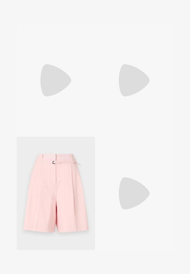 Fuchsia ärmlös ribbad linne med rund halsringning, med DKNY-logotypen broderad i mitten och kontrasterande vita sömdetaljer.; Ljust rosa skräddarsydda shorts i mjukt tyg, med bälte i midjan, plisserad front och vida ben för en strukturerad passform.; Elfenbenfärgade patenterade läderballerinas med två dekorativa remmar och gyllene knappar, med rund tå och låg blockklack.; Brun mocka handväska med ett spänne i guldton, en avtagbar axelrem och en stilren, rektangulär design. Har kontrasterande sömmar och en etikett.
