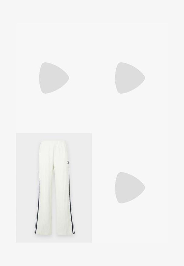 Top assimétrico de um ombro em azul marinho escuro, com um design ajustado e textura suave, apresentando um logótipo discreto na frente.; Calças em malha grossa de cor creme clara, com design flare. Apresentam riscas laterais azul-escuro e um logótipo da Adidas na anca. Cintura elástica.; Tenis brancos de couro com riscas pretas, sola em creme e atacadores claros. Usados com meias brancas com nervuras, posicionados sobre um fundo azul.; Bolsa de couro preta com forma curva, alça destacável e detalhes em dourado. A bolsa possui uma aba com detalhe de fivela.