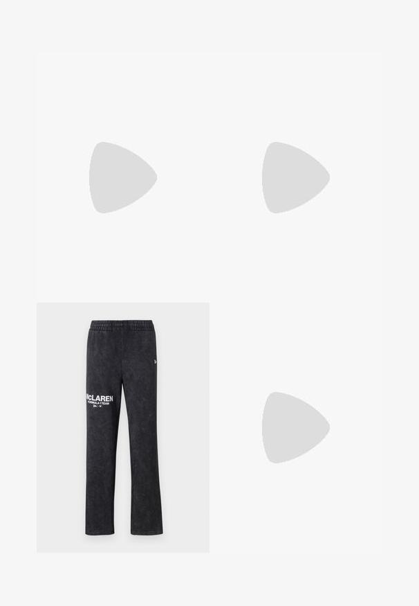 Beige överdimensionerad t-shirt med upprepade textgrafiker i svart, med olika typsnitt. Tillverkad av mjuk bomull.; Svarta sweatpants i mjukt tyg med elastisk midja och en vit tryckt logotyp: "McLAREN FORMULA 1 TEAM" på benet.; Chunky sneakers med en beige och svart mesh-överdela, vit mellansula, svart gummisula och logotypdetaljer på sidan.; Svart midjeväska i nylon; har en framficka med dragkedja, justerbar rem och en logotyp-patch. Rundad form med en slät yta.