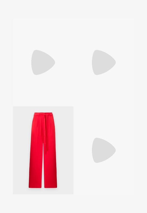 Ružové, rebrované tričko s krátkym rukávom a volánovými rukávmi, s širokým štvorcovým výstrihom. Nápis viditeľný v strede.; Červené široké nohavice s textúrovaným povrchom a priliehajúcim pásom. Obsahujú zodpovedajúci opasok viazaný vpredu pre nastaviteľnú veľkosť.; Biele sandále na vysokom opätku s hrubým podpätkom, s pruhovaným dizajnom a viazaním na členku. Hladký povrch s platformou vpredu pre zvýšenú výšku.; Biela taška cez rameno s textúrovaným povrchom, centrálnou prackou a zakriveným tvarom. Zipsy na oboch stranách.