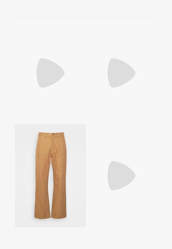 Korte mouwen T-shirt in een vervaagde koraalkleur, gemaakt van katoen met een ronde hals. Heeft een klein rood Levi's-logo op de linkerborst.; Tan cargobroek gemaakt van duurzaam materiaal, met zijzakken, metalen hardwareaccenten, een rechte pasvorm en een reguliere tailleband.; Zwarte canvas sneakers met witte rubberen neuzen en veters. Contrasterende stiksels en metalen oogjes voegen detail toe. Gecombineerd met beige broek en zwarte stof.; Gouden ketting met grote onderling verbonden schakels, met een ronde hanger in het midden met een verhoogd embleem.