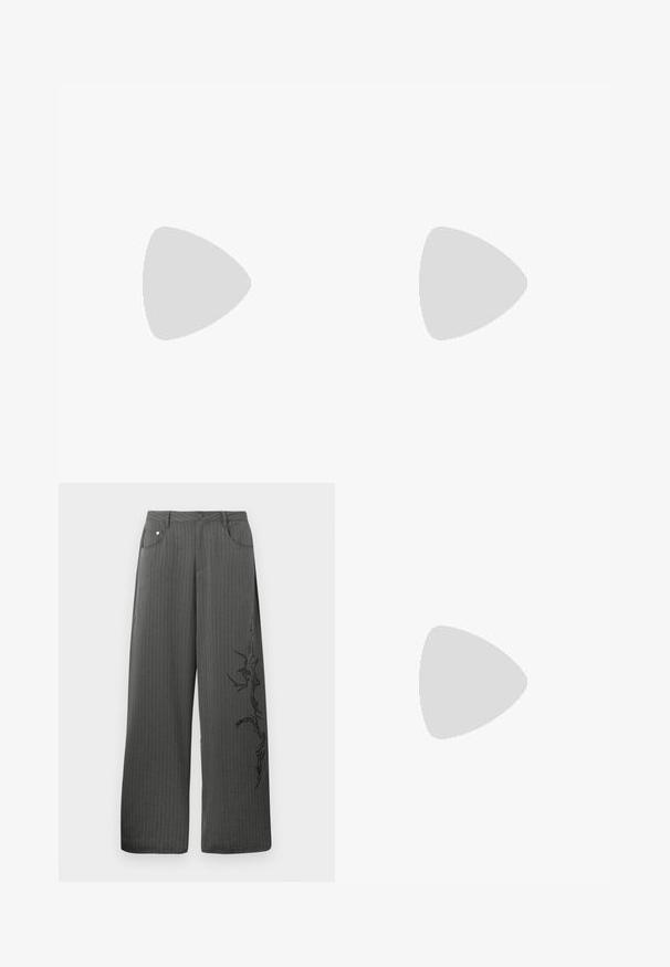 T-shirt en coton noir avec des manches courtes, un col rond, une coupe décontractée et une texture lisse. Pas de motifs visibles ni de détails supplémentaires.; Pantalons larges à rayures dans un tissu gris foncé, avec des poches avant et un imprimé décoratif noir sur le côté gauche.; Chaussures en cuir noir à lacets avec un embout arrondi, une texture lisse et une semelle en caoutchouc crantée. Elles présentent un petit talon et une languette à l'arrière.; Lunettes de soleil avec une monture en métal argenté élégant, des verres teintés gris et un design aérodynamique avec des bords pointus et des branches fines.