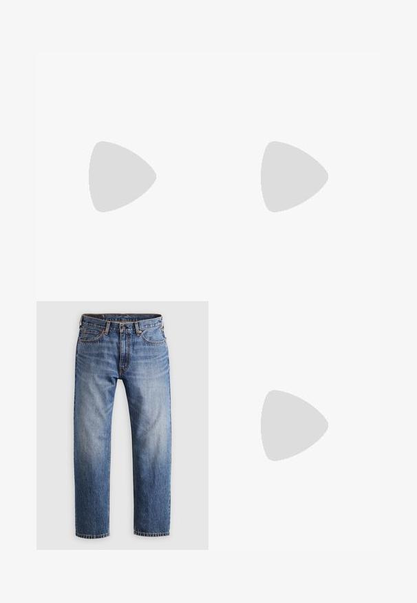 Sort langærmet henley skjorte lavet af blødt bomuld, med rund halsudskæring, frontknaplukning og tætsiddende ærmer.; Blå denim lige ben jeans med frontknap, lynlås, bæltesløjfer og fem lommer, vist fladt på en lys baggrund.; Hvide flip-flops med en tekstureret fodseng, slanke stropper og en flerfarvet accentlinje på sålen. Har logo på stroppen.; Sorte solbriller med et afrundet aviator-design. Mørke gradientlinser, slanke sølvfarvede hardware-detaljer og sorte teksturerede stel.