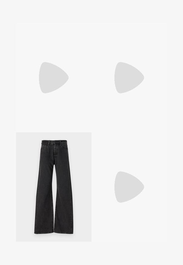Bodysuit negro de manga larga, hecho de una tela suave y elástica, con cuello redondo y una silueta ajustada, que presenta un diseño de culote tipo tanga.; Jeans anchos negros de mezclilla. Presentan un cierre de botón, trabillas para cinturón y dos bolsillos frontales. Textura sutil visible en la tela.; Botas de cuero negras hasta el tobillo con punta redonda, cordones en la parte delantera y una suela de goma gruesa con un dibujo texturizado. Tirador en la parte trasera.; Pendientes de aro plateados con un diseño minimalista. Forma circular, textura suave y perfil delgado. Livianos con un acabado pulido.