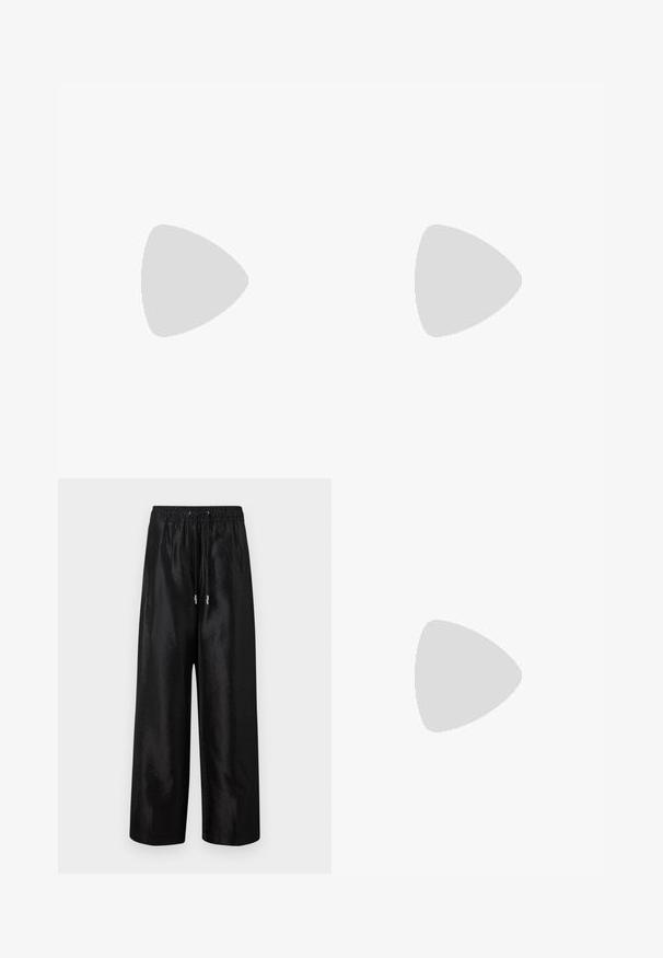 Camiseta de algodón negra de manga corta y cuello redondo. Presenta un detalle de logo plateado centrado en el pecho. Textura suave.; Pantalones de pierna ancha negros, fabricados en tejido brillante, con cintura elástica y cordón de ajuste, que cuentan con detalles en metal plateado.; Zapato de piel negra con diseño slingback y punta afilada, que presenta un detalle de logo plateado y un tacón pequeño. Textura suave y diseño minimalista.; Bolso crossbody de denim con una correa de cuero negro, diseño de logo ovalado en la parte delantera y cierre de cremallera en la parte superior. Acabado texturizado.