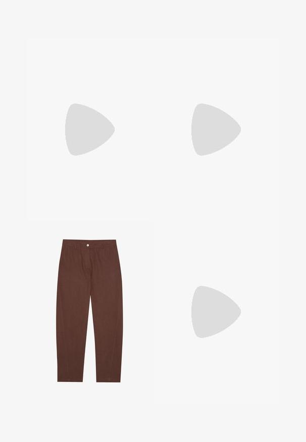 Paita polo dengan pola geometris yang menampilkan warna marun, biru, dan krem, berlengan pendek, serta penutupan ritsleting dengan kerah bergerigi.; Ruske puuvillahousut suoran lahkeen muotoilulla, joissa on edessä napitus ja sivutaskut. Pehmeä pinta, jossa on vain vähän ompelut yksityiskohtia.; Ruske patentin nahkalijatke sa špicastim nosom i umjerenom petom. Sadrže remen s kopčom za sigurno pristajanje. Glatka tekstura.; Tan suede laukku kahdella pitkällä kahvalla, suorakulmainen muoto ja koristeellinen ompelu. Sisältää sivuhihnan ja hillittyjä kultaisia varusteita.