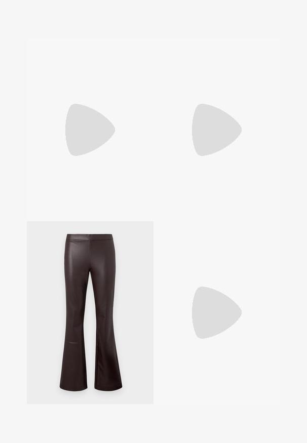 Musta pitkähihainen, slim fit -paita, jossa on neliömäinen kaula-aukko, merkitty GAP, esillä valkoisella taustalla.; Ruskeakuvioiset tekonahkalahkeet, joissa on sileä pinta, korkea vyötärö ja siisti muotoilu. Lahkeet leviävät alaosastaan, tuoden lisätyyliä.; Mustat matalat kengät, joissa on pieni nauha varpaissa, yhdistettynä tummanruskeisiin ribattuisiin sukkahousuihin. Kengissä on sileä pinta ja matala profiili.; Burgundin värinen lakattu nahkainen olkapussukka, jossa on suorakulmainen muoto, kaksi hihnaa, hopeiset yksityiskohdat ja läppäkiinnitys.