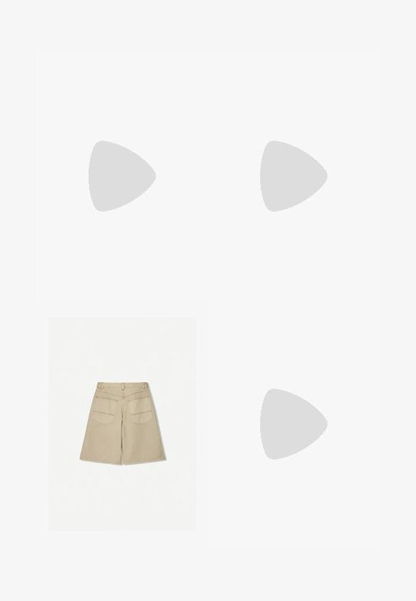 T-shirt bianca a maniche corte realizzata in cotone. Presenta un classico colletto tondo e un design aderente con una superficie liscia. Etichetta del marchio visibile.; Pantaloni shorts beige con una vestibilità ampia, realizzati in denim. Presentano due tasche posteriori e cuciture arancioni a contrasto. L'orlo si trova sotto il ginocchio.; Stivale marrone in pelle altezza ginocchio con un design elegante, punta rotonda e tacco a blocco. Presenta una cucitura lungo i bordi per un tocco di texture in più.; Borsa a tracolla in pelle marrone con forma curvata, hardware dorato e un dettaglio con fibbia. Presenta una tracolla rimovibile.