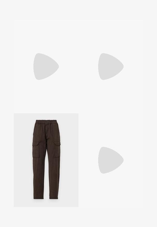 Fehér pamut póló rövid ujjakkal, kerek nyakkivágással és laza szabással. A címke látható a gallérnál, sima textúrájú. Egyszerű dizájn, minták nélkül.; Barna cargo nadrág elasztikus derékkal, két nagy elülső zsebbel és tapered lábformával. Könnyű anyagból készült, matt textúrával.; Fekete bőr bokacipő sima textúrával, hegyes orral és vastag, magas sarkával. Oldalnyílással és minimalista dizájnnal rendelkezik.; Barna textúrájú bőr keresztbody táska arany lánc pánttal és fedélzárral. Az elején logó részlet és egy zseb található a fedél alatt.