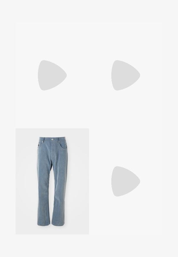 Oliwkowa bawełniana koszulka z okrągłym dekoltem, krótkimi rękawami oraz wytłoczonym napisem "HELMUT LANG" z przodu. Gładka tekstura, luźny krój.; Jasnoniebieskie spodnie z kordurojowej tkaniny z zapięciem na guzik i zamek błyskawiczny, kieszeniami z przodu oraz prostymi nogawkami na białym tle.; Czarno-biała sneaker z gładką skórzaną cholewką, zaokrąglonym noskiem i płaską gumową podeszwą. Posiada czarne sznurowadła i miękką wyściółkę wewnętrzną.; Czarna torba tekstylna z podwójnymi uchwytami i odpinanym paskiem na ramię. Posiada wytłoczone logo i skórzaną metkę. Gładka tekstura, prostokątny kształt.