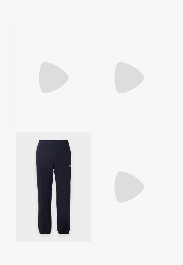 Polo shirt bleu marine à manches courtes, fabriqué en tissu tricoté doux, doté d'un col en côtes, d'une patte de boutonnage avec trois boutons marron et d'un ourlet ajusté.; Pantalons de survêtement bleu marine en tissu doux, avec une taille élastique, des poignets élastiques et un petit logo sur le côté gauche.; Steve Madden BRENT - Baskets basses - white; COACH CHARTER BELT BAG TIE DYE PRINTED - Sac banane - midnight navy/multi
