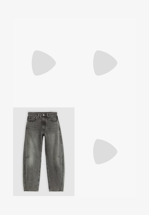 Beige Baumwoll-T-Shirt mit rundem Halsausschnitt und kurzen Ärmeln. Mit einem kleinen navyblauen '7'-Logo auf der linken Brustseite.; Hochtaillierte, grau gewaschene Jeans aus Denim mit fünf Taschen, Knopfverschluss und einer lässigen, geraden Passform.; Wildleder-Clogs in hellolivgrün mit einer geformten Kork- und Gummisohle. Verfügt über einen Seitenriemen mit einer metallischen Schnalle und einer abgerundeten Zehenpartie.; Schwarze Sonnenbrille mit übergroßen, eckigen Rahmen, dunkellila Gläsern und goldfarbenen Akzenten an den Bügeln. Matte Oberfläche mit glatter Textur.