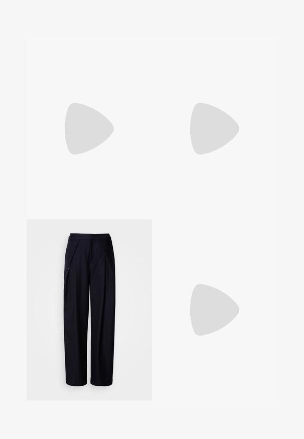 Dve krátke rukávy s rolákom, jedna biela s čiernym lemovaním a jedna čierna s bielym lemovaním, vyrobené z mäkkej zmesi bavlny.; Námornícke široké nohavice s hladkou textúrou, plisovaným predným dielom a elastickým pásom. Obsahujú diskrétnu bočnú kapsu a minimálne značenie.; Béžové ploché sandále s viacerými štíhlymi popruhmi a nastaviteľnou prackou. Podrážka je plochá s jemným tmavým kontrastom na okraji.; Biela štruktúrovaná kabelka s krátkymi rúčkami a ramenným popruhom, s zlatými kovovými prvkami a textúrovaným materiálom, vystavená na šedom pozadí.