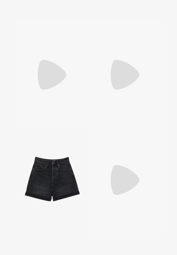 Czarno-białe bawełniane T-shirty. O okrągłym dekolcie, z krótkim rękawem, w luźnym kroju. Czarna koszulka jest wyeksponowana nad białą koszulką.; Czarne dżinsowe szorty z wysokim stanem, podwiniętymi mankietami, pięcioma kieszeniami i klasycznym zapięciem na guzik. Posiadają lekko wyblakłą teksturę.; Czarny wysokopodbiciowy sneaker z płótna, z białymi oczkami, sznurówkami i gumową podeszwą. Posiada teksturowany czubek oraz czarno-białe paski.; Złote metalowe okulary przeciwsłoneczne o geometrycznym wzorze, z brązowymi gradientowymi soczewkami i czarnymi akcentami w stylu żółwi na zausznikach.