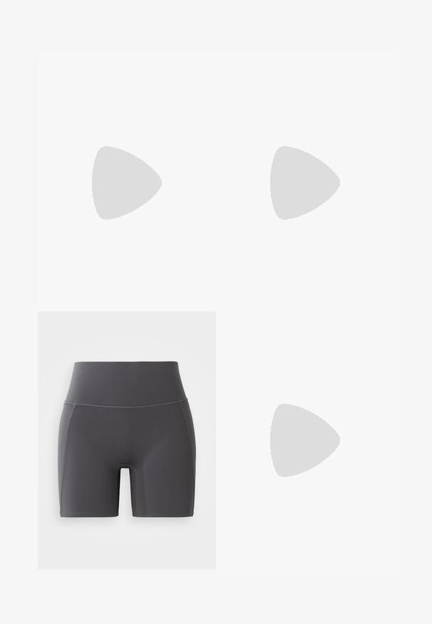 Tricou gri scurt, realizat dintr-un material moale, având textul îndrăzneț "UNDER ARMOUR" într-o culoare roșie contrastantă. Mâneci scurte și decolteu la bază.; Pantaloni scurți atletici gri cu talie înaltă, realizați dintr-un material neted și elastic. Prezintă cusături plate și un design ajustat.; Pantofi de sport roz deschis cu parte superioară din plasă texturată, accente gri, talpă intermediară albă groasă și talpă exterioară flexibilă de culoare neagră. Include guler și limbă căptușite.; Geantă tote din nailon negru, cu două mânere rezistente și închidere cu zip. Prezintă un logo alb Nike, proeminent, într-un design cu dungi orizontale.