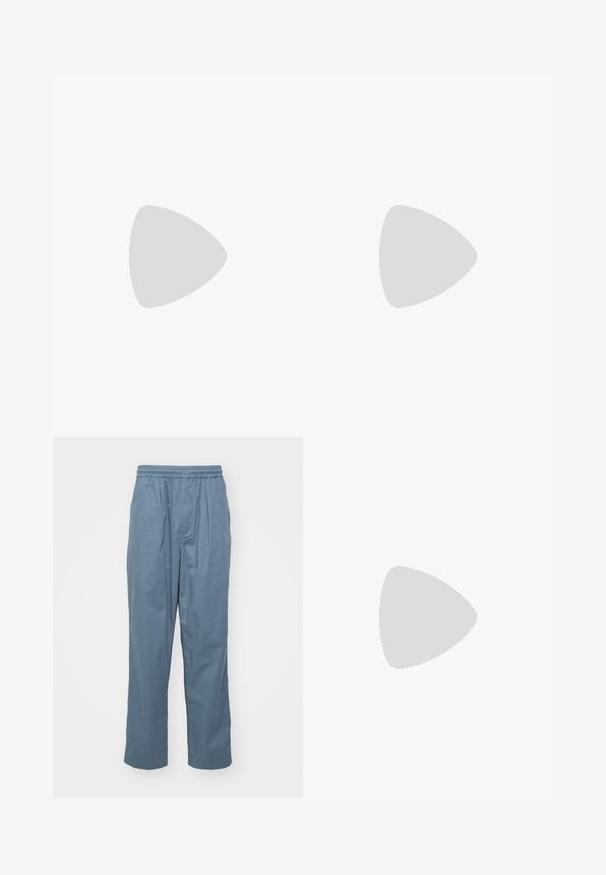 Tricou din bumbac negru cu mâneci scurte și guler rotund. Prezintă un mic design grafic din text alb în zona superioară stângă a pieptului.; Pantaloni de culoare bleu deschis, realizați din bumbac, cu un brâu elastic, pliuri în față și o siluetă relaxată. Textură netedă.; Tenisi Nike cu o schemă de culori albastru închis, alb și gri. Caracteristicile includ vârful perforat, șireturile și talpa din cauciuc texturat.; Geantă de umăr neagră, cu un compartiment principal cu fermoar, buzunar frontal, curea ajustabilă și un logo vizibil pe capac.