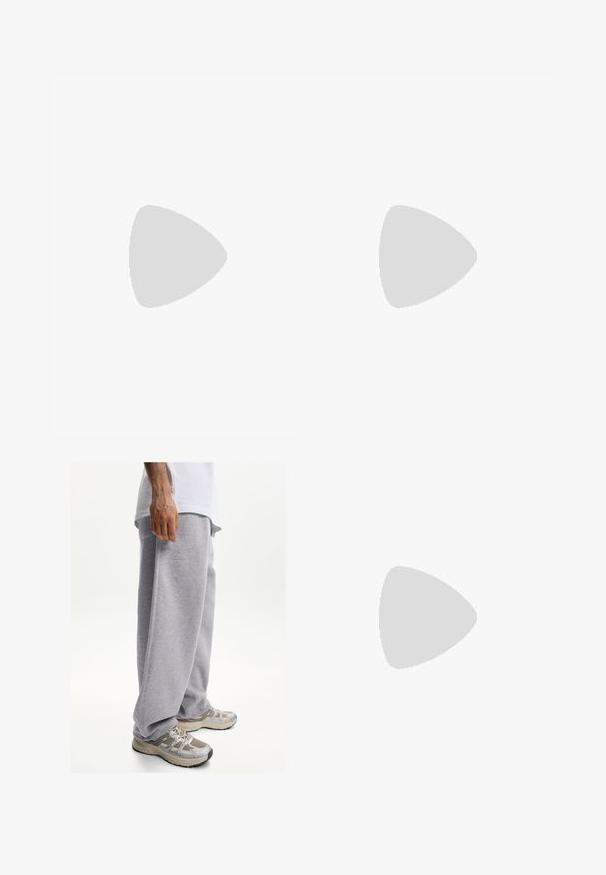 Tessuto rosa morbido e texurizzato con un motivo a maglia, che mostra pieghe e drappeggi delicati. Ideale per abbigliamento o arredi morbidi.; Pantaloni sportivi grigi realizzati in tessuto morbido, con una vestibilità ampia e una cintura elastica. Abbinati a scarpe da ginnastica beige e grigie.; Stivale alla caviglia in suede tan con collare imbottito nero, occhielli in metallo dorato, dettagli in cucitura bianca e suola in gomma robusta con battistrada pronunciato.; Occhiali da sole neri con un design angolare, lenti verdi e montatura in plastica liscia. Presentano dettagli dorati sulle stanghette.