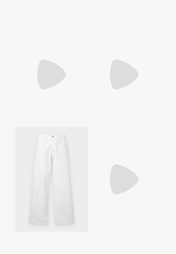 Bílý bavlněný tričko s kulatým výstřihem a krátkými rukávy. Má malé, texturované logo na levé části hrudi. Hladká textura látky.; Bílé denimové kalhoty se střihem rovného nohavice, které mají dvě přední kapsy a zapínání na knoflík. Hladká textura s mírně vybledlým vzhledem.; Černé kožené polobotky s hladkou texturou, zaoblenou špičkou a zdobným páskem přes nárt. Nízký stohovaný podpatek, minimalistický design.; Černé obdélníkové sluneční brýle s tmavými skly, silným plastovým rámem, zlatými akcenty na spáncích a vyrytým logem značky na nožičce.; Černá kožená crossbody taška s klopovým zavíráním, stříbrným kováním a dvěma kulatými detaily. Obsahuje odnímatelný popruh. Hladká textura.