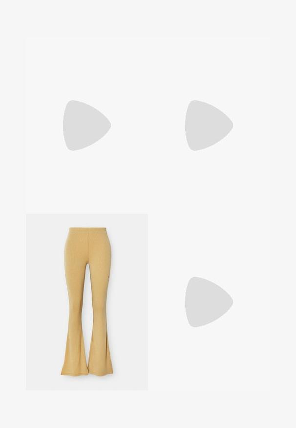 Polo shirt beige a maniche lunghe in cotone, con colletto, tre bottoni e un discreto logo Nike a forma di swoosh nero.; Pantaloni a campana gialli in maglia con una trama a coste, dotati di spacchi laterali e vita aderente per un silhouette comoda.; Sneakers bianchi alti in pelle con colletto imbottito, punta perforata, lacci e cinturino alla caviglia regolabile; logo sul lato.; Occhiali da sole a forma di occhio di gatto neri con finitura opaca, caratterizzati da un design elegante e bordi leggermente curvi, posizionati su un indumento scuro indossato da un modello.