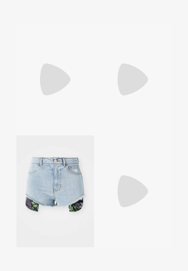 Grünes Baumwoll-T-Shirt mit kurzen Ärmeln, Rundhalsausschnitt und weißem Adidas-Logo auf der Brust. Glatte Textur, lässige Passform.; Helle blaue Jeansshorts mit fransigem Saum und buntem, gemustertem Stoff an den Seiten, der städtische Bilder und Texturen zeigt.; Schwarze Leder-Schnürstiefelette mit dickem, profiliertem Sohlen und gelben Nähten, aufgehängt vor einem gelben, kreisförmigen Hintergrund.; Silberne Creolen mit gedrehter Gestaltung, ausgestattet mit einer polierten Oberfläche und einer Steckverschluss. Sie haben einen Durchmesser von ca. 3 cm.