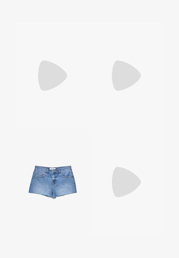 Ljusblå kortärmad topp i mjukt tyg, med en draperad framsida, rundad halsringning och vågigt kantband längs halsringningen.; Jeansshorts i ljusblå tvätt, med fransad kant, klassisk femfickdesign och knäppning fram.; Silverfärgade sandaler med remmar och en platt svart sula, som har tunna metalliska remmar och ett justerbart ankelsölje. Slät textur genomgående.; Silver metallic handväska med en strukturerad form, utrustad med ett handtag upptill och en rosettdetalj på framsidan. Slät textur, reflekterande finish.; Silverfärgade hoopörhängen med en slät, polerad yta. Rund form och säker klickstängning. Lättviktig design som passar för vardagligt bruk.