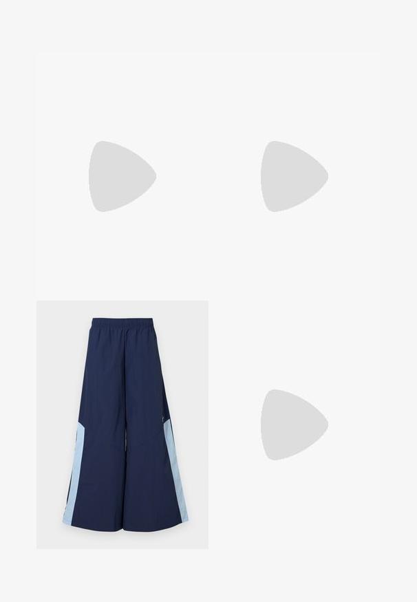 Maillot de football du Paris Saint-Germain en bleu avec des motifs géométriques rouges et blancs, présentant un col rond, des manches courtes et un logo sur la poitrine.; Pantalons larges navy avec une taille élastique, dotés de panneaux latéraux bleu clair et d'une texture lisse. Conçus pour le confort et la liberté de mouvement.; Baskets en mesh et suède bleu avec des accents orange et des lacets blancs. Semelle extérieure en caoutchouc noir. Portées avec des chaussettes blanches à mi-mollet sur une surface bleue.; Sac en nylon noir avec deux poignées robustes et fermeture éclair. Présente un logo Swoosh blanc Nike en design rayé horizontal.