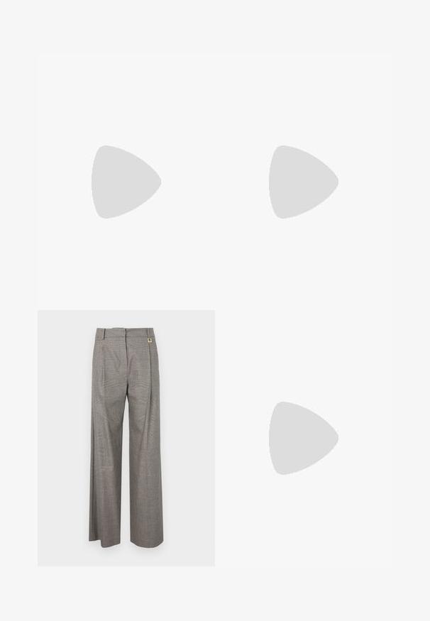 T-shirt en coton blanc avec un logo en sequins dorés et un design floral dans une forme de bouclier sur le devant. Manches courtes et décolleté rond.; Pantalons larges en tartan gris avec taille haute, plissés à l'avant et accent en métal doré à la taille. Tissu texturé.; Pompe à talon haut en cuir noir avec un bout pointu et une texture lisse, présentant un talon élancé et un design minimaliste.; Mini sac à main en sequins noirs avec une bandoulière texturée nouée et une chaîne argentée. Forme arrondie avec un haut froncé et des détails réfléchissants.