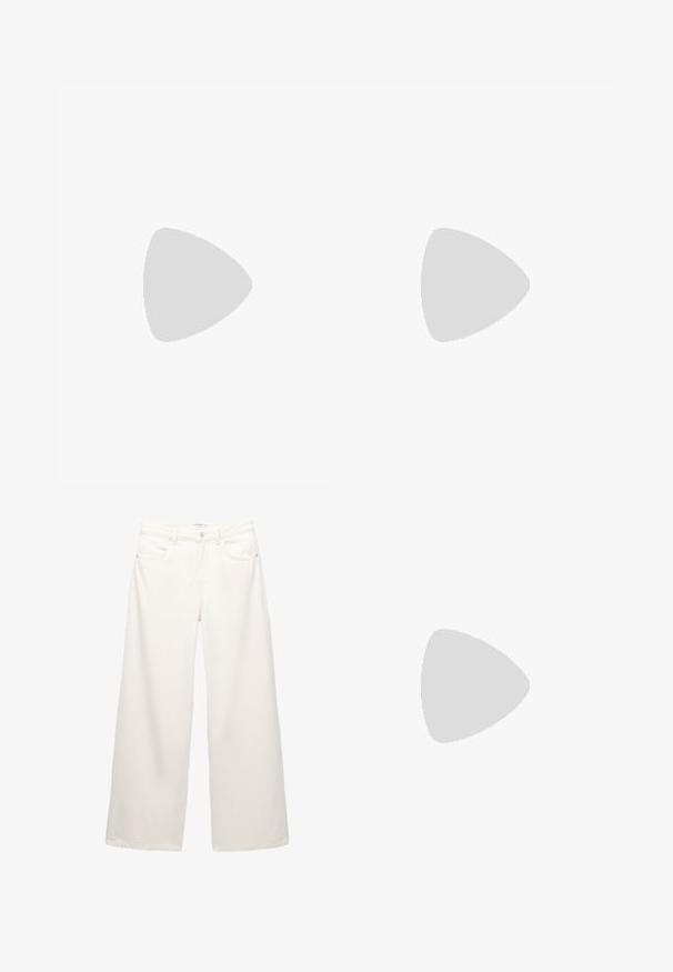 Blaue und weiße gestreifte Halsbandoberteil mit gerafftem Oberteil, elastischem Bund und Rüschensaum. Hergestellt aus leichtem Stoff mit strukturierter Oberfläche.; Weiße, weit geschnittene Jeans aus Denim mit hoher Taille, ausgestattet mit Vordertaschen und Metallbeschlägen am Knopf- und Reißverschluss.; Graue Wildledersneaker mit hellgrauen Lederstreifen und einer Sohle aus Gummi. Zu den Merkmalen gehören eine Schnürung und dezente Markenkennzeichnung auf der Zunge.; Even&Odd Shopping Bag - black