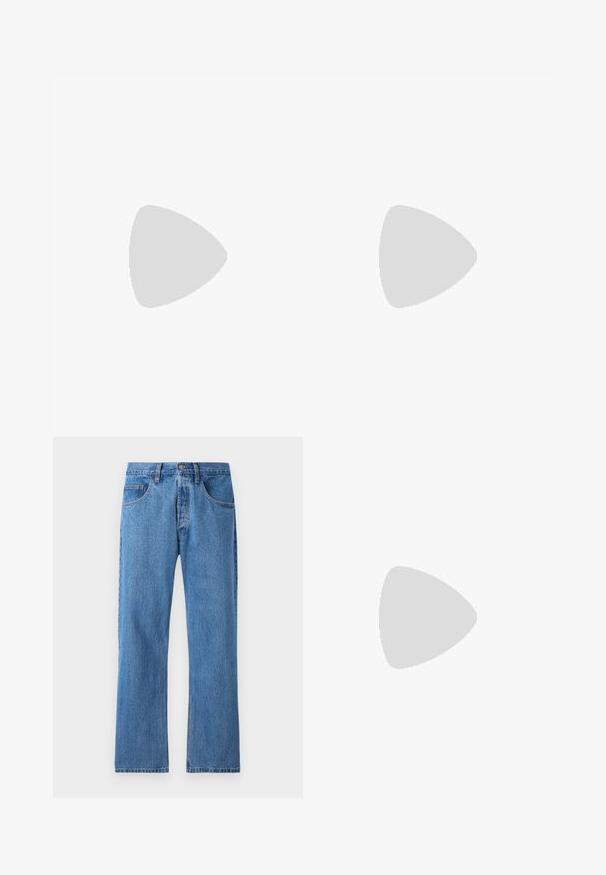 T-shirt nera a maniche lunghe con una grafica di un disco volante sopra degli alberi e la scritta "NO PROBLEMO" in lettere bianche in grassetto.; Jeans in denim blu con design a gamba dritta, cinque tasche, chiusura con bottone e leggera scoloritura. Presentano cuciture standard e cintura con passanti.; Sneaker in pelle bianca con una finitura liscia, punta rotonda, lacci piatti e suola testurizzata. Presenta un logo discreto sul tallone.; Zaino con un corpo in tessuto verde scuro e un fondo in pelle nera. Presenta una maniglia superiore e una tasca frontale con zip dotata di etichetta.