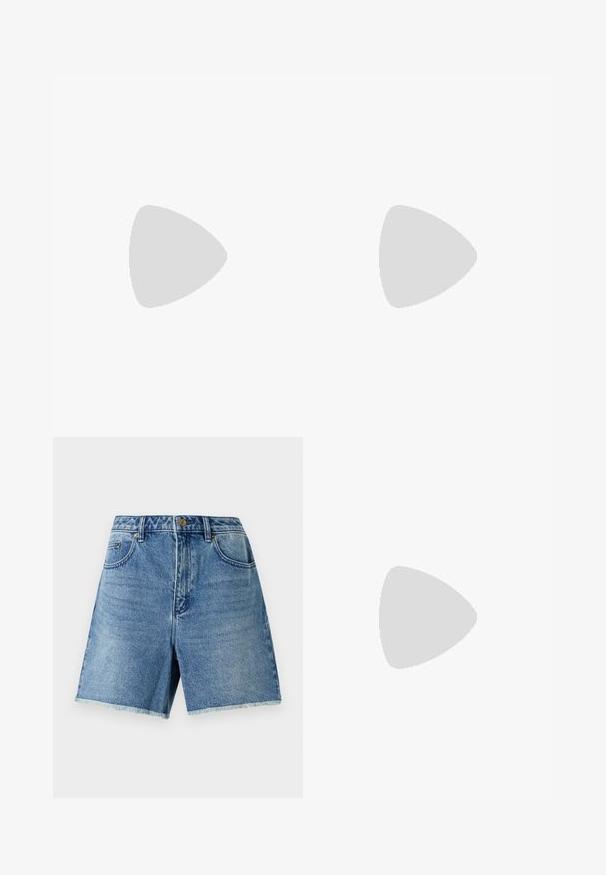 Vit stickad crop top med fyrkantig halsringning, med texturerade mönster och vida ribbade axelremmar. Mjuk tyg med diskret lyster.; Ljusblå denimshorts med hög midja, knäppning, framfickor och fransad nederkant för en avslappnad passform.; Svart läder hög klack sandalett med öppen tå, asymmetrisk design, ankelrem och en metallisk konformad klack. Slät textur genomgående.; Svart läderaxelväska med två framfickor, guldspännen, dragkedjestängning och en smal rem. Texturerad yta och kompakt rektangulär form.