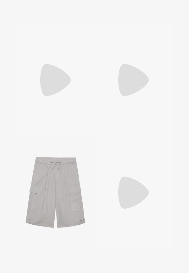 Top negru cu gât halter, având un decolteu adânc în formă de V, un corset plisat și o siluetă ajustată. Material neted, elastic, fără motive vizibile.; Pantaloni scurți cargo gri, cu talie elastică, închidere cu șnur, două buzunare laterale și două buzunare mari cargo. Textură de material neted.; Pantofi plat roșii din plasă, cu un design cu țesătură deschisă, vârf ascuțit și o curea ajustabilă cu o cataramă metalică pe instep.; Ochelari de soare oversized negri cu o finisare lucioasă, lentile gri cu degradé și detalii din metal argintiu pe tâmple. Design cu ramă pătrată.; Geantă neagră din piele ecologică, cu un accent argintiu în formă de stea, mânere duale și o curea de umăr ajustabilă.