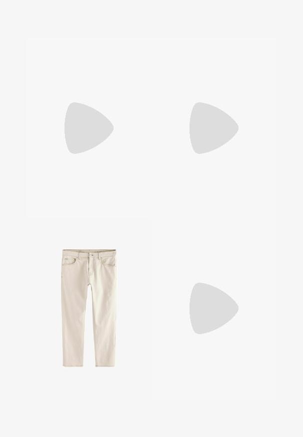 Fekete póló, klasszikus gallérral, rövid ujjakkal és három gombbal. Puha pamutból készült, sima tapintású.; Világos bézs, slim-fit fazonú farmernadrág, egyenes szárú, öt zsebbel, gombos és cipzáras záródással, valamint megerősített varrásokkal az illesztések mentén.; Világos bézs loaferek hegyes orral, sima anyagból, a lábfejen lévő pánttal és alacsony barna talppal. Egyszerű dizájn, minimális díszítéssel.; Fekete téglalap alakú napszemüveg zöld lencsékkel, matt felülettel, egyenes szárakkal, és a Ray-Ban logóval az oldalon.