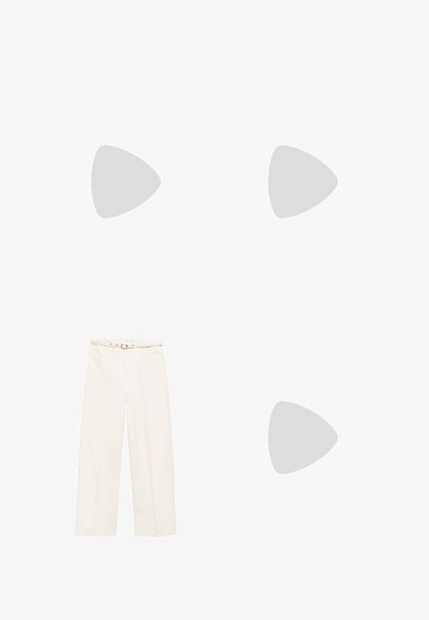 Tricou negru cu mânecă lungă, fabricat dintr-un material moale. Prezintă un guler rotund, o forma ajustată și un design minimalist. Potrivit pentru stratificare.; Pantaloni albi, din bumbac, cu croială largă și talie cu curea, având două buzunare frontale și o textură netedă. Prezintă un design curat, minimalist.; Încălțăminte tip flip-flop neagră cu o talpă din cauciuc texturat, două bretele subțiri și un detaliu discret, embosat cu logo pe bretea.; Geantă crossbody din suede maro, cu detalii din franjuri, închidere cu fermoar și curea ajustabilă. Dispune de accente din metal pe cusătură.; O stivă de două inele; cel de sus este chihlimbar cu dungi, iar cel de jos este bej deschis; ambele sunt din rășină netedă și lucioasă.