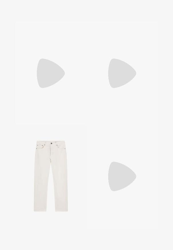 Tricou cu mânecă scurtă, în dungi, de culoare crem cu dungi orizontale neuniforme de culoare albastru marin, ce prezintă un mic logo pe piept. Material din bumbac moale.; O pereche de blugi din denim off-white cu croi drept, cinci buzunare și accente hardware negre pe partea din față. Textură netedă.; Sandale albe cu un talpă texturată, curele subțiri și o linie de accent multicolor pe talpă. Prezintă un logo pe curea.; Ochelari de soare Wayfarer cu cadru din plastic texturat de culoare tortoiseshell închis, lentile verzi și logo-ul Ray-Ban argintiu pe bradă.