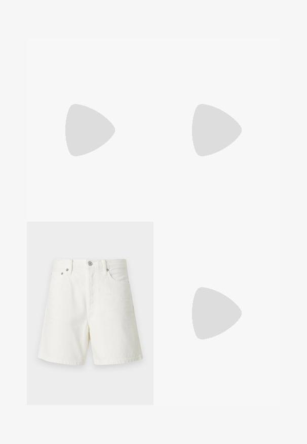 Top blanco de manga corta con relieve y escote redondeado. Presenta sutiles mangas abullonadas y un pequeño detalle de logo marrón en el centro delantero.; Shorts de mezclilla blanca con corte recto, diseño de cinco bolsillos, cierre frontal con botón, herrajes plateados y detalles de costura.; Zapatos de charol negro con tirante al tobillo, punta afilada, tacón delgado y un diseño de corte sutil. Presenta una hebilla dorada en la correa.; Bolso crossbody de cuero texturizado marrón con correa de cadena dorada y cierre de solapa. La parte frontal presenta un detalle de logo y un bolsillo debajo de la solapa.