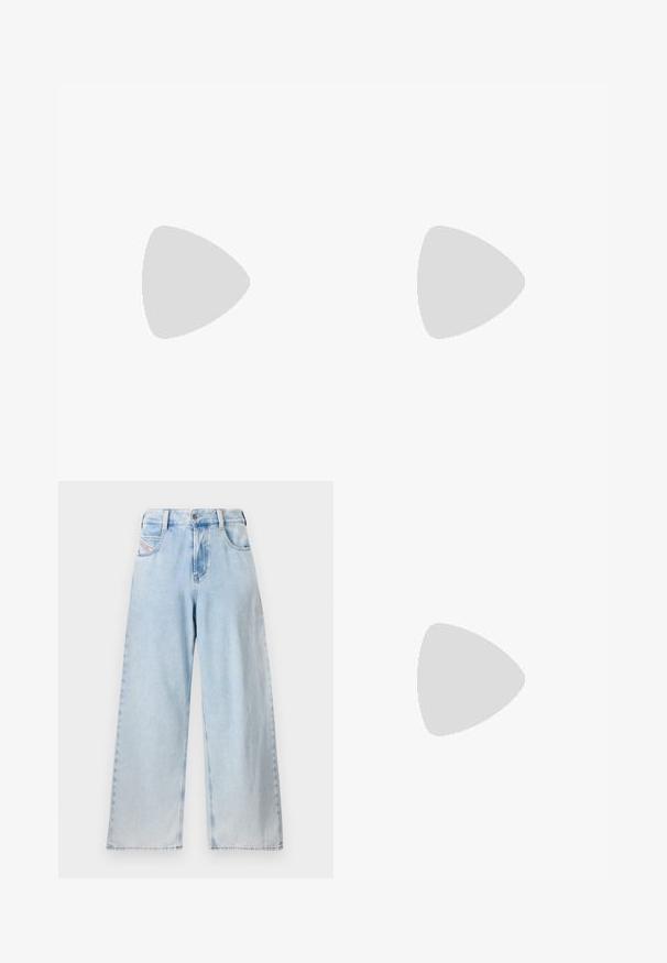 Camisa polo riscada em rosa pálido e branco, com mangas curtas, colarinho e fecho de três botões, feita de tecido texturizado.; Jeans de ganga de perna larga em azul claro, com cintura alta, costuras visíveis, bolsos frontais e corte reto até a bainha.; Sapatilha Nike Air Force 1 de camurça bege com sola de borracha preta, detalhes costurados, biqueira perfurada e um logotipo swoosh proeminente.; Óculos de sol envolventes com tonalidade azul e design desportivo, pousados sobre um estojo preto texturizado com um detalhe de logótipo metálico.