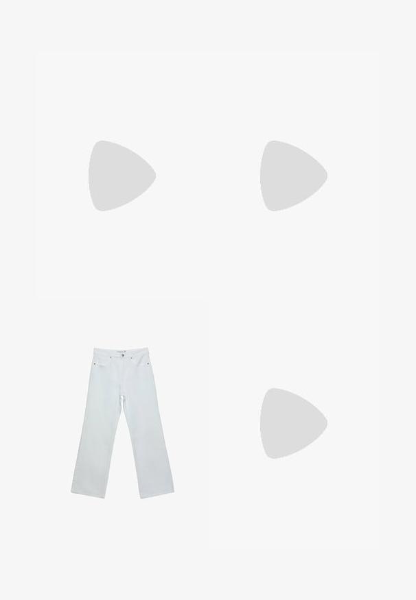 Lyserød stribet t-shirt med den ene skulder eksponeret, prydet med sort grafisk tekst "Fly TANZBAR Obertattenbach – Birnbach" og tre hvide striber på ærmerne.; Stradivarius Jeans Relaxed Fit - white; Sorte patentlæder slingback hæle med spids tå og en geometrisk blok hæl. Har et elegant, minimalistisk design og en glat tekstur.; Sort læderhåndtaske med en buet form, aftagelig rem og guldfinish. Tasken har en klap med en spænde detalje.