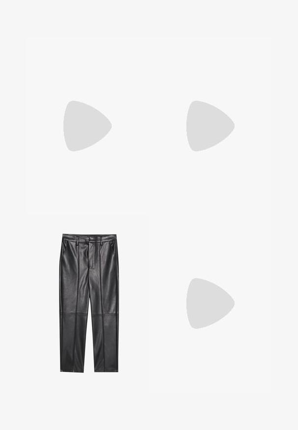 Två långärmade toppar, en svart och en vit, båda med fyrkantig halsringning och tillverkade av mjukt, stretchigt tyg.; Svarta läderbyxor med en slät textur, med rak passform, två framfickor och synliga sömdetaljer.; Svart lackläder ankelboot med spetsig tå och en medelhög klack. Slät textur och minimalistisk design.; Brun läder tote-väska med en slät textur, öppen toppdesign och två axelremmar. Har minimal söm och ingen synlig metalldetalj.