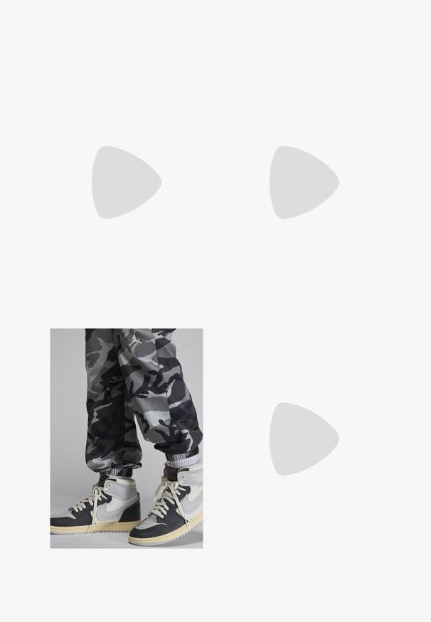 Sort bomulds T-shirt med korte ærmer og rund hals, med et hvidt trykt logo på venstre bryst. Glat tekstur, standard pasform.; Sorte og grå camouflage joggers med elastiske manchetter, parret med højtop sneakers med sorte, hvide og creme læderpaneler og snørrepinde.; Hvide læder sneakers med perforerede detaljer, tre metalliske striber og en struktureret sidepanel. Båret med hvide sokker med blå striber.; Sort crossbody taske med et lynlåset hovedrum, frontlomme, justerbar strop og et synligt logo patch på klappen.