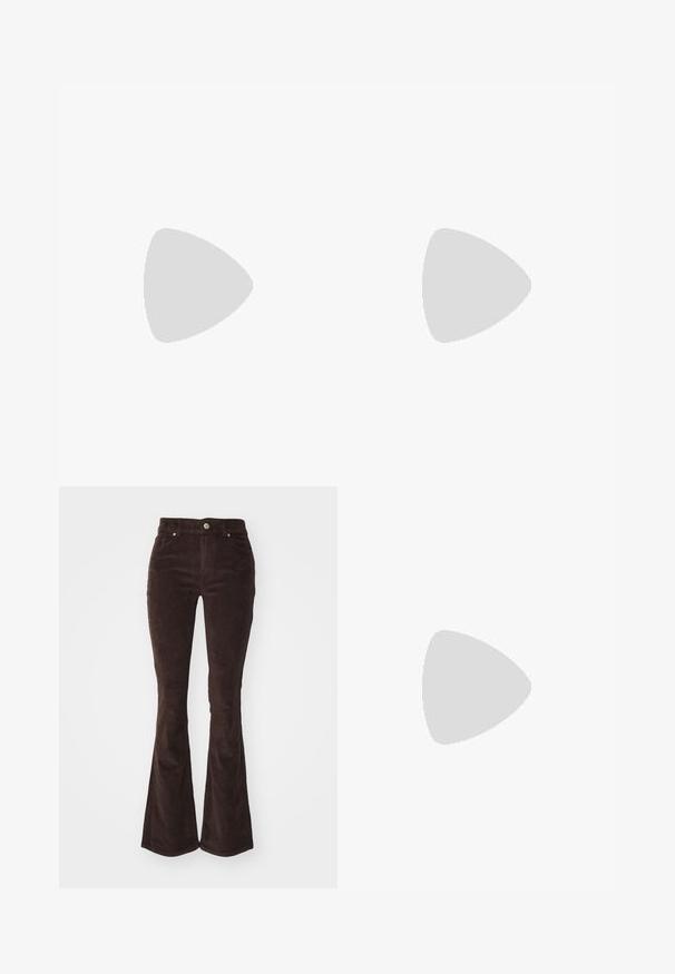Langsleeve top van semi-doorzichtig materiaal, met een bruin-wit zebra-streep patroon, een hoge hals en een slim fit ontwerp.; Vero Moda VMFLASH FLARED PANTS - Broek - chocolate torte; Zwarte leren enkelboots met een ronde neus, vetersluiting aan de voorkant en een dikke rubberen zool met een gestructureerd profiel. Trekbandje aan de achterkant.; Cat-eye zonnebril met een zwart en oranje schildpadframe, bruine lenzen en slanke, puntige uiteinden. Bevat een minimalistisch logo op de poot.; Zwarte leren clutch met een klep en een gouden metalen sluiting. Inclusief een zwarte schouderband en een slank, minimalistisch ontwerp.; Zilveren creolen met een gedraaide ontwerp, voorzien van een gepolijste afwerking en een post-back sluiting. Meet ongeveer 3 cm in diameter.