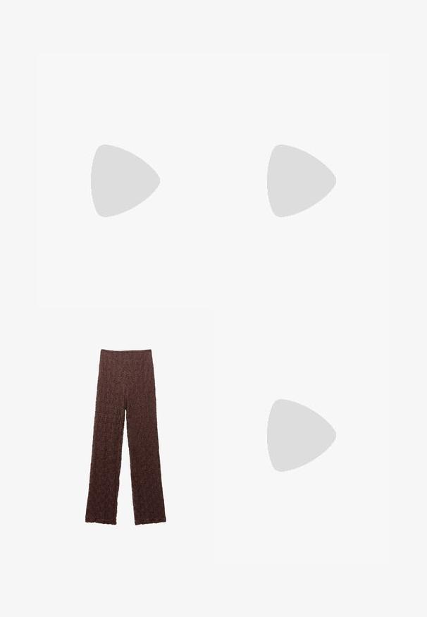 Stradivarius HALTER WITH EMBROIDERY  - Blůza - dark brown; Hnědé texturované kalhoty s zvrásněným povrchem, širokými nohavicemi a elastickým pasem. Materiál vypadá měkce a je mírně pružný.; Bershka HIGH-HEEL - Kovbojské/motorkářské kozačky - beige; Průhledné jantarové sluneční brýle s obdélníkovými skly, silnými stranami a lesklým povrchem, na boku s jemným logem.; Zlatá kabelka se šupinkami, obdélníkového tvaru, hladkého povrchu a tenkým popruhem. Šupinky vytvářejí odrazovou plochu, která zvyšuje její atraktivitu.