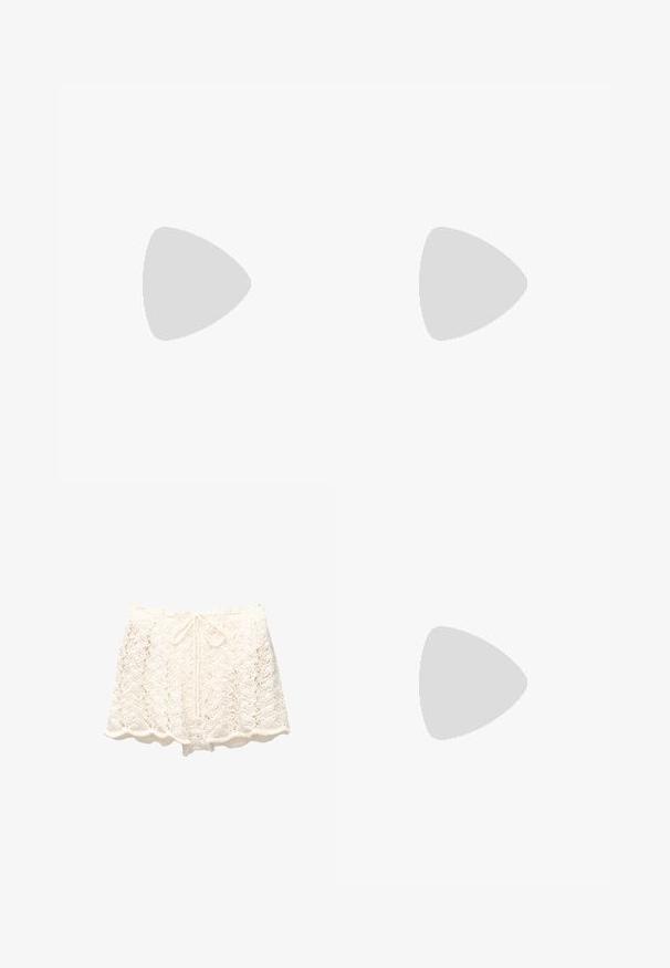 Asymmetrische bloemenprint crop top in gedempte beige en olijfgroene tinten, met een mesh textuur, halternekstrikken en een gedrapeerd ontwerp.; Witte gehaakte shorts met een geschulpte zoom, voorzien van een textuur en een open breiwerk ontwerp en een drawstring taille voor een aanpasbare pasvorm.; Havaianas flip-flop in bordeaux rubber, met een geprofileerde voetbed, een dunne band met logo, en meerkleurige accentstrepen langs de zool.; Schildpadbril met ovale monturen, bruin getinte lenzen en "Chloé" merk op de arm. Gladde plastic materiaal met een glanzende afwerking.; Geweven stro handtas met bruine leren handvatten, met een verloop van tan naar roze en franjes aan de bovenkant. Gegroefde oppervlakte.; Zilverkleurige creolen met een rij transparante stenen en een ronde kristallen hanger aan elke. Gepolijst metaal, slank ontwerp.