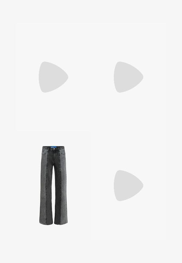 Camisola de alças cinza com decote redondo. Apresenta "KARL LAGERFELD JEANS" bordado em preto. Textura suave, comprimento cropped.; Jeans de perna larga em denim preto e cinza. Apresenta uma cintura alta com fecho por botão, cinco bolsos e painéis verticais contrastantes.; Sapatos de salto alto em couro preto, tipo slingback, com bico pontiagudo, salto esguio e detalhe decorativo em fivela no peito do pé. Textura suave e design elegante.; Bolsa de mão às riscas pretas e brancas com um formato estruturado, apresentando uma alça superior, uma alça de corrente destacável e um detalhe em logotipo metálico.