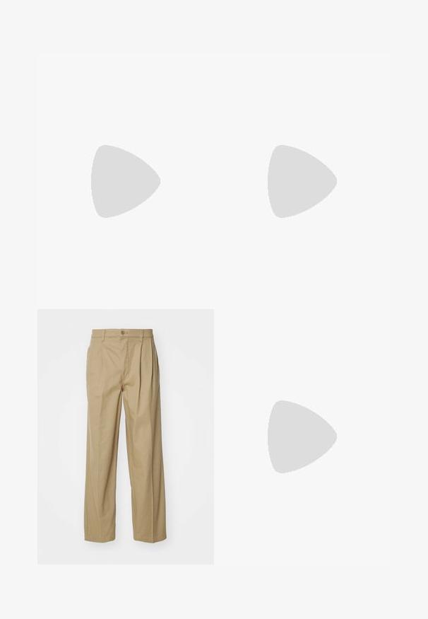 Camisa polo amarilla de algodón, con cuello, mangas cortas y un pequeño logotipo bordado en verde en el lado izquierdo del pecho. Textura suave.; Pantalones ancho de color beige, confeccionados en una mezcla de algodón. Con pliegues frontales, cierre de botón y bolsillos para mayor funcionalidad. Textura suave.; Mocasines de cuero marrón con un diseño trenzado, detalle de borlas y suela de goma plana. Presentan un acabado suave y costuras en contraste.; Gafas de sol negras con montura angular y de gran tamaño, y lentes oscuros, acompañadas de una funda de microfibra negra con un logo.